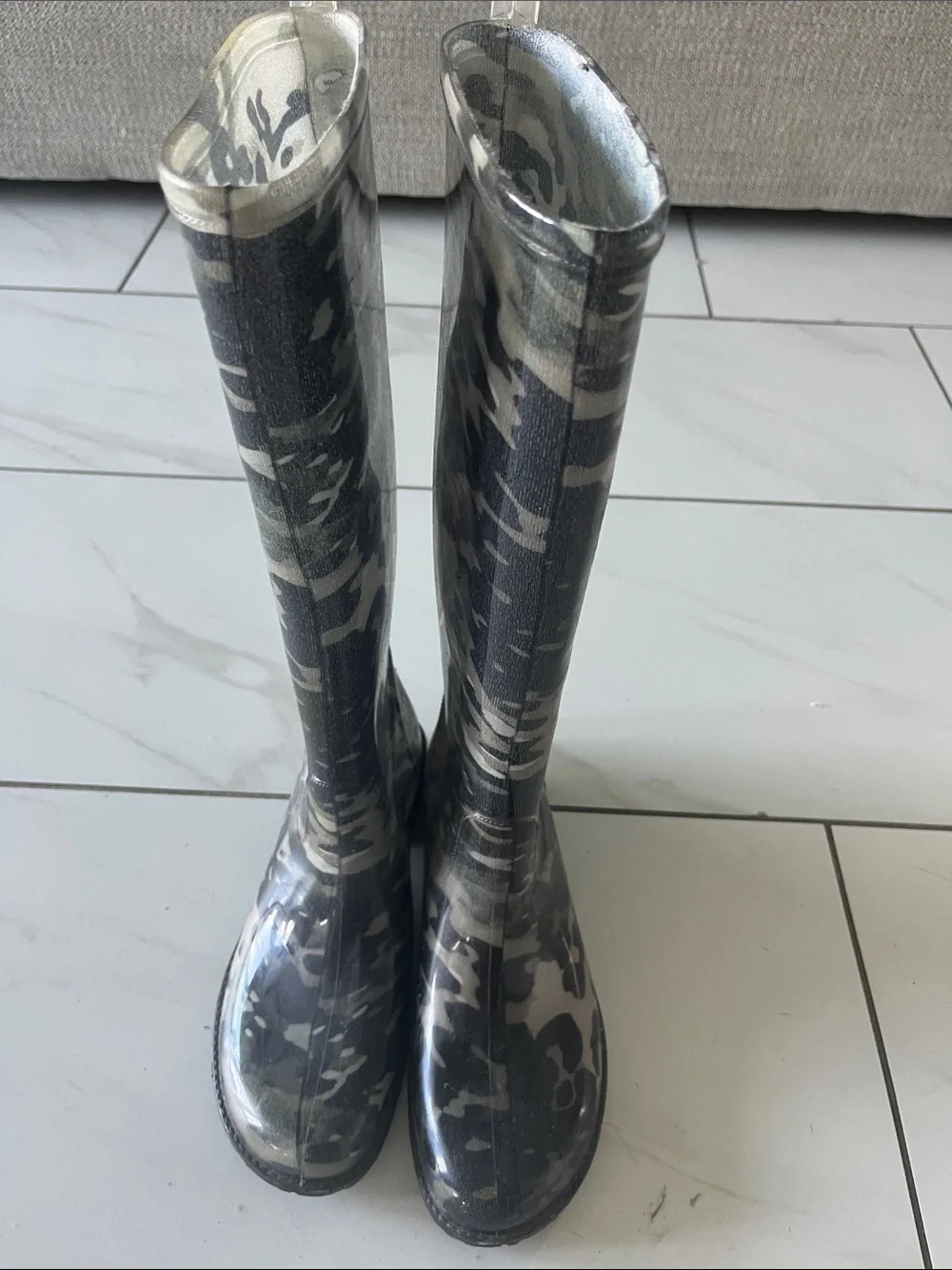Guess stylish rain